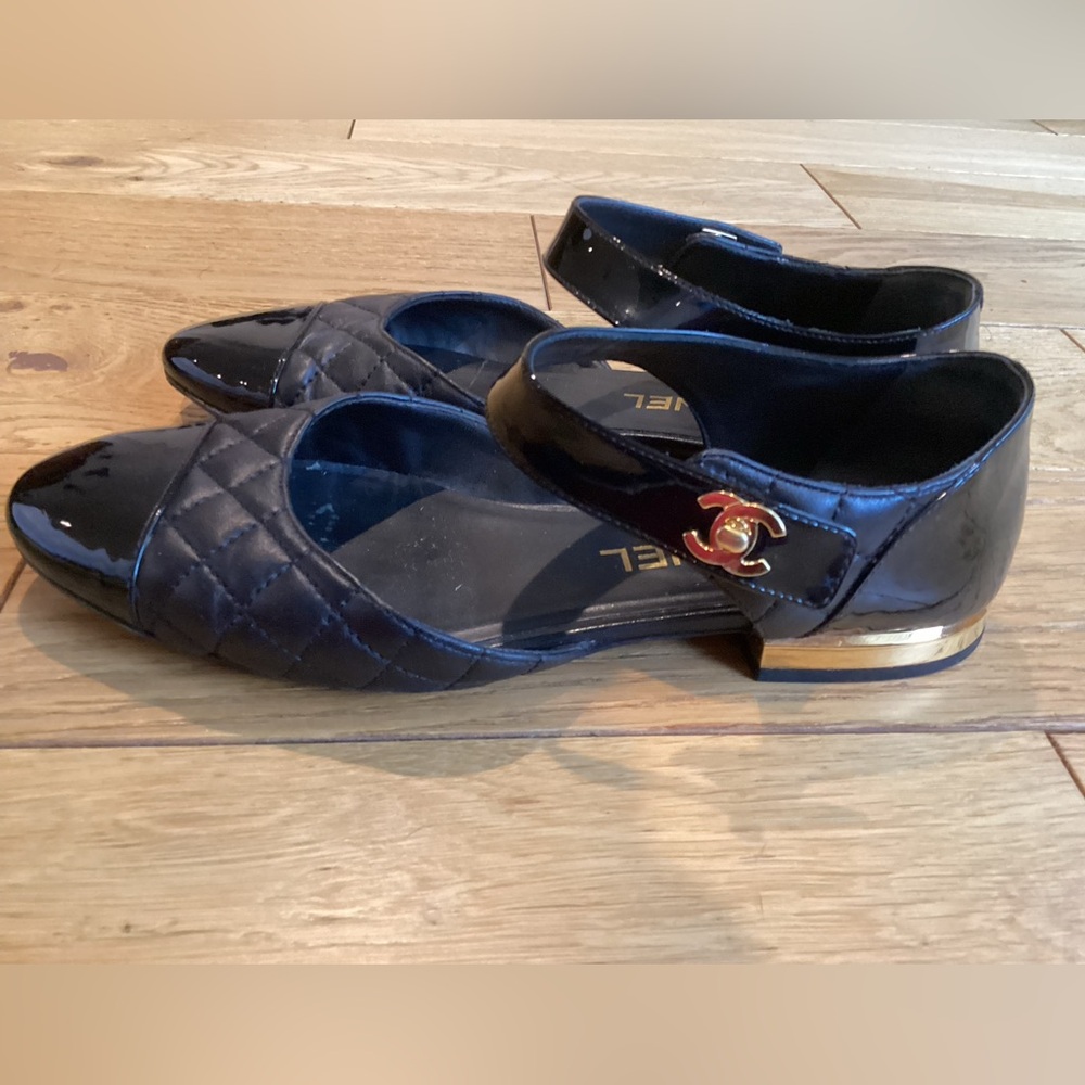 Chanel Black Patent leather turnlock gold CC flats Size US 7 EU 37